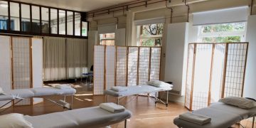 Picture of a community acupuncture clinic